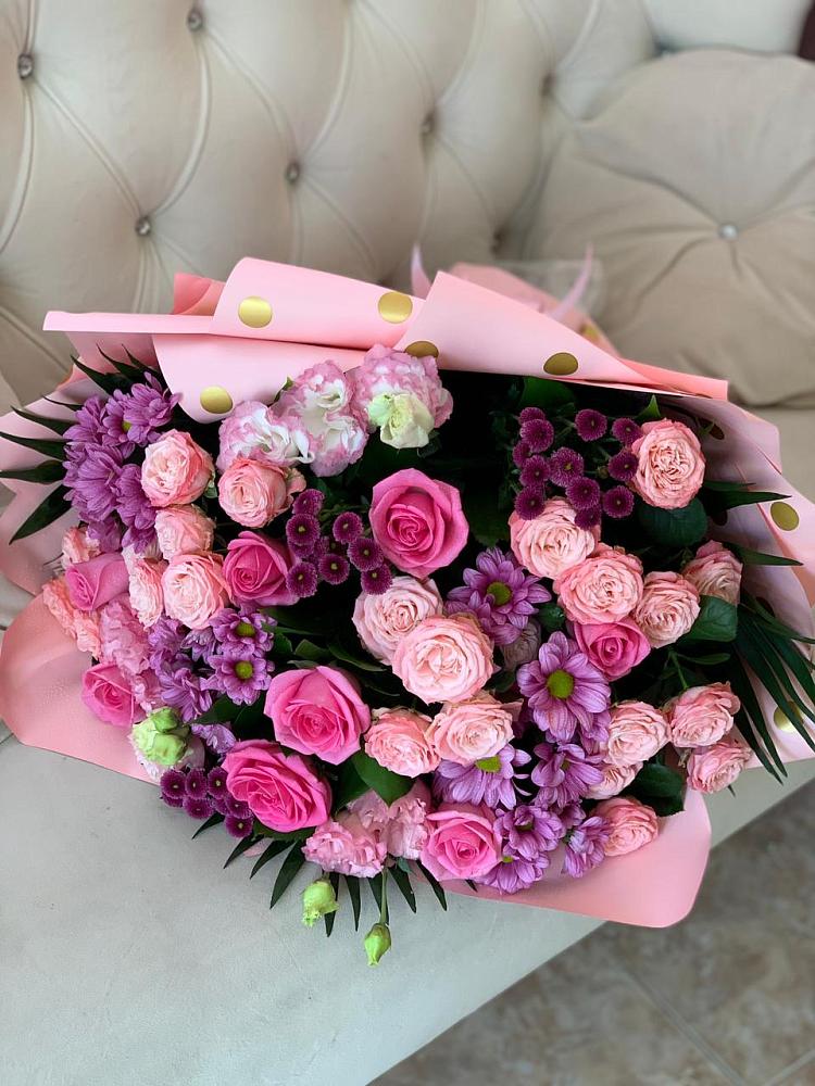 Букет цветов из: Хризантемы, Розы и Лизиантусы в Бесстрашной