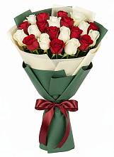 Букет Микс из красных и белых роз в Бесстрашной