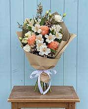 Букет цветов из:  Альстромерии, Лизиантусы, Розы и Хризантемы #REPLACE_PRED# Бесстрашной