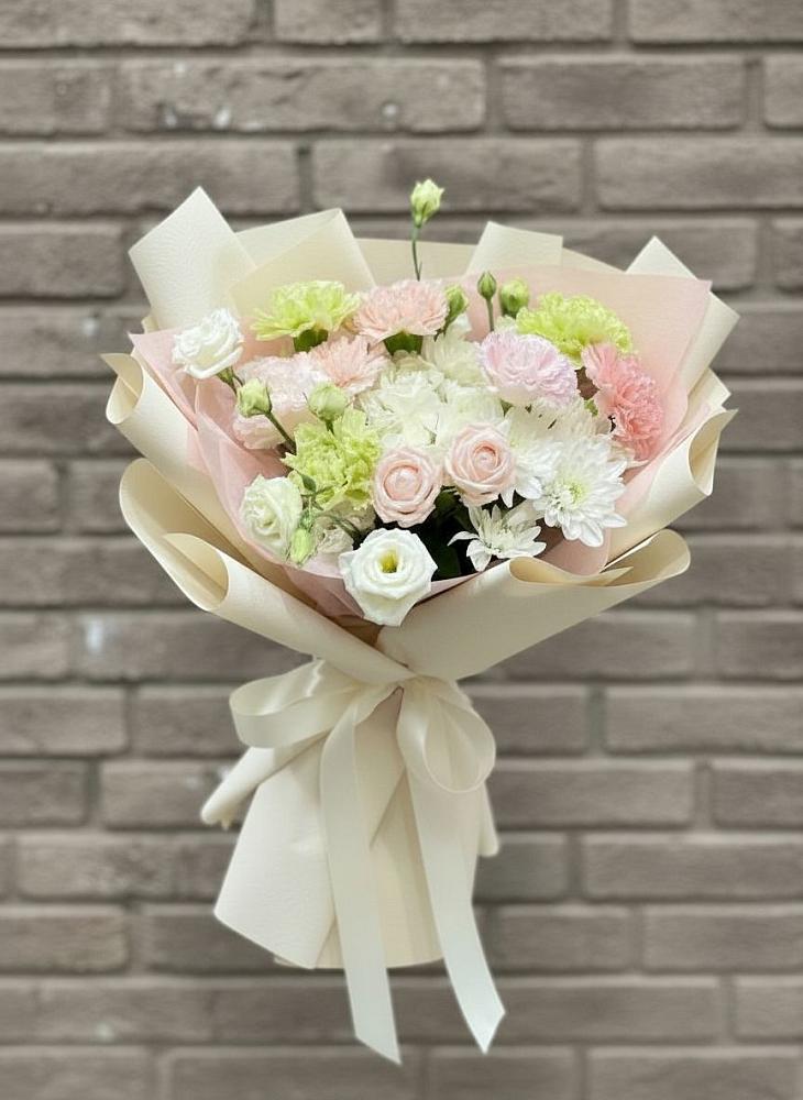 Букет цветов из: Гвоздики, Розы, Лизиантусы и Хризантемы в Бесстрашной