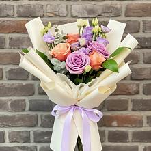 Букет цветов из:  Лизиантусы и Розы в Бесстрашной