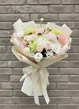Букет цветов из:  Гвоздики, Розы, Лизиантусы и Хризантемы в Бесстрашной