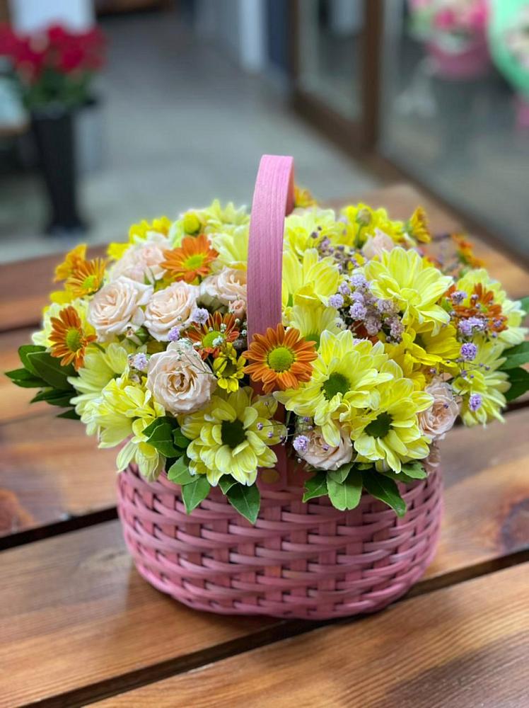 Цветочная композиция из Хризантемы и Розы в корзине в Бесстрашной
