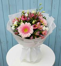 Букет цветов из:  Герберы, Альстромерии и Лизиантусы в Бесстрашной