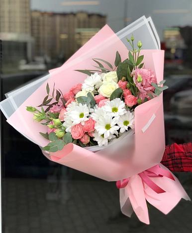 Букет цветов из: Розы, Лизиантусы и Хризантемы в Бесстрашной