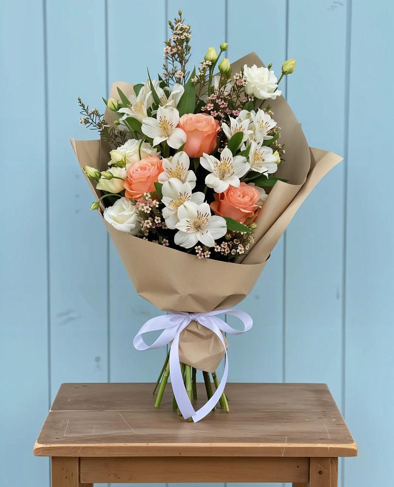 Букет цветов из: Альстромерии, Лизиантусы, Розы и Хризантемы в Бесстрашной