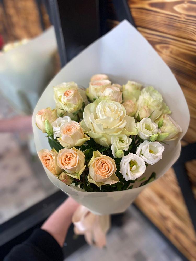 Букет цветов из: Розы и Лизиантусы в Бесстрашной